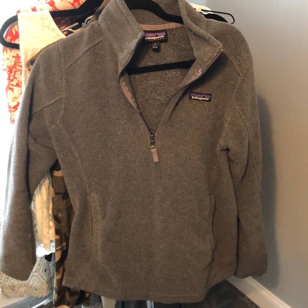 Grey fleece Patagonia pullover half zip